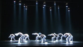 Zu sehen ist ein choreografie vin Balletttänzern im stadttheater Bremerhaven.