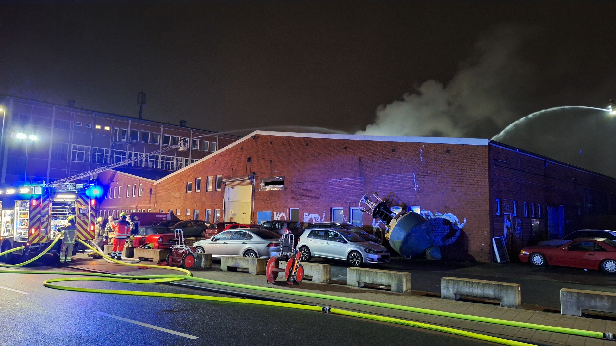 Gro E Rauchwolke Feuerwehr Bek Mpft Brand Im Bremer Industriehafen