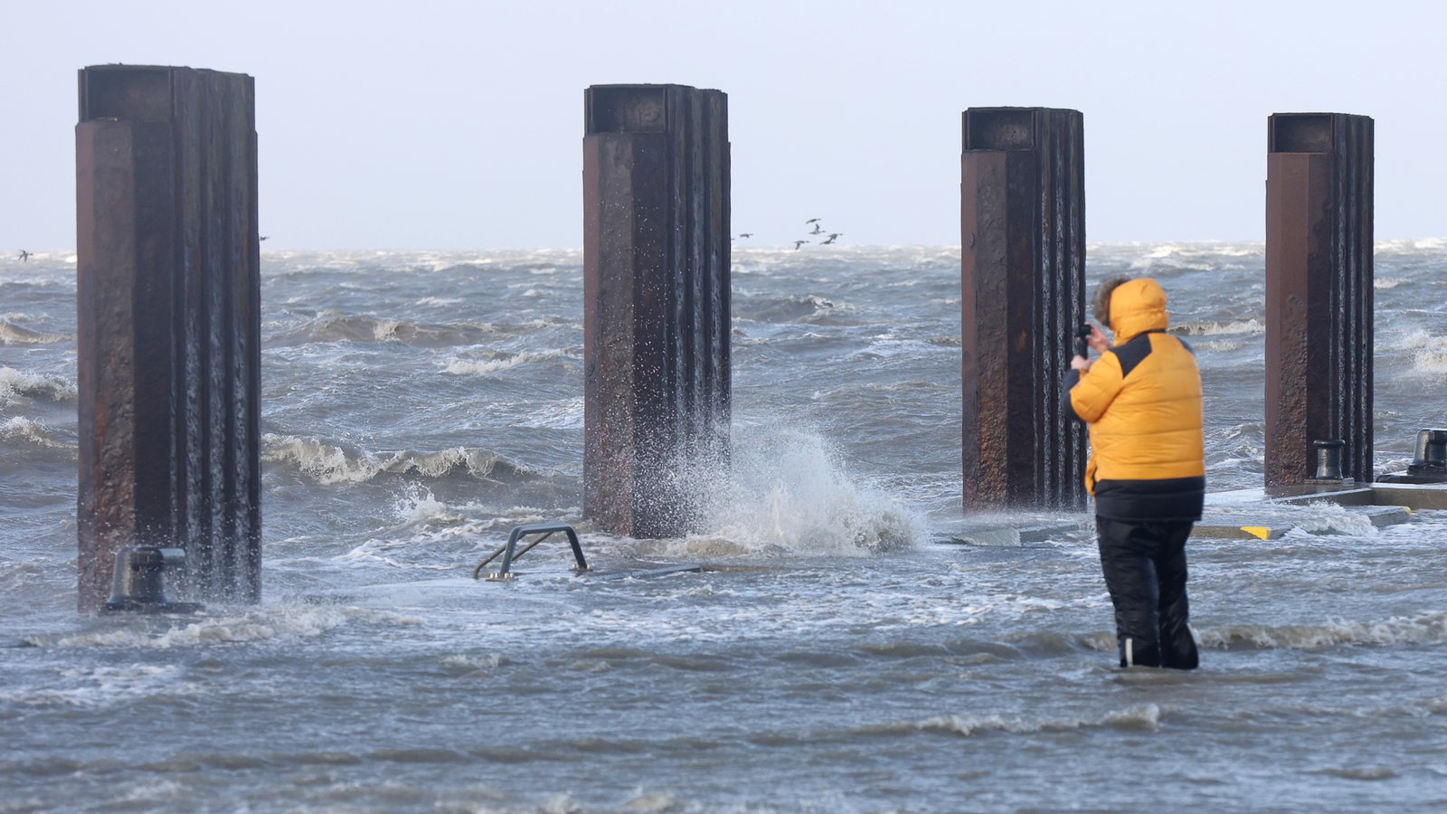 Fähren fallen aus Leichte Sturmflut an Nordseeküste möglich buten un