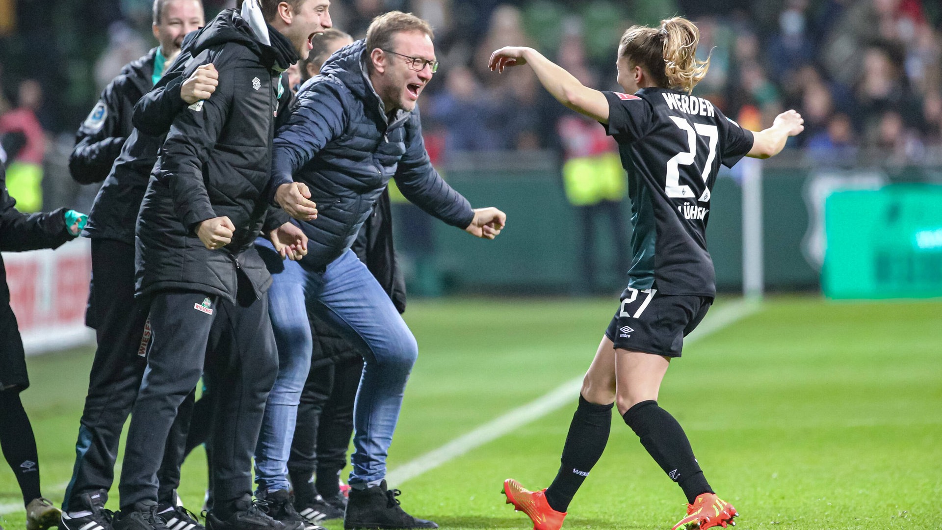 Werders Fu Ballerinnen Gewinnen Vor Fans Im Weser Stadion