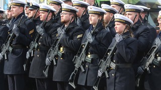 Rekruten der Marine bei ihrem Gelöbnis.