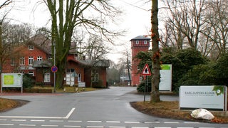 Eingang der Karl-Jaspers Klinik in Bad Zwischenahn