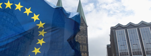 EU-Flagge vor dem Rathaus, Dom und Landtag in Bremen (Montage)
