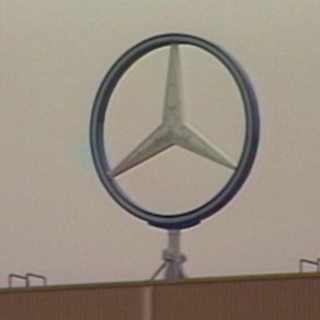 Zu sehen ist eine alte Aufnahem des Mercedes Logos auf dem Mercedes Gebäude.