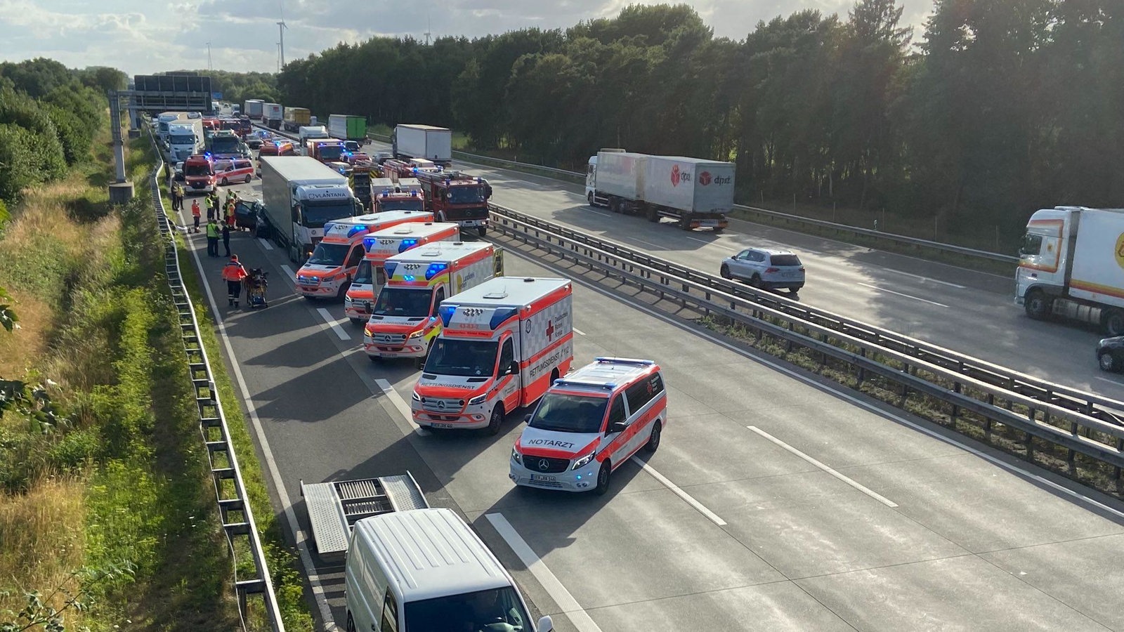 Lkw Fahrer Stirbt Bei Auffahrunfall Auf A Zwischen Bremen Und Hamburg