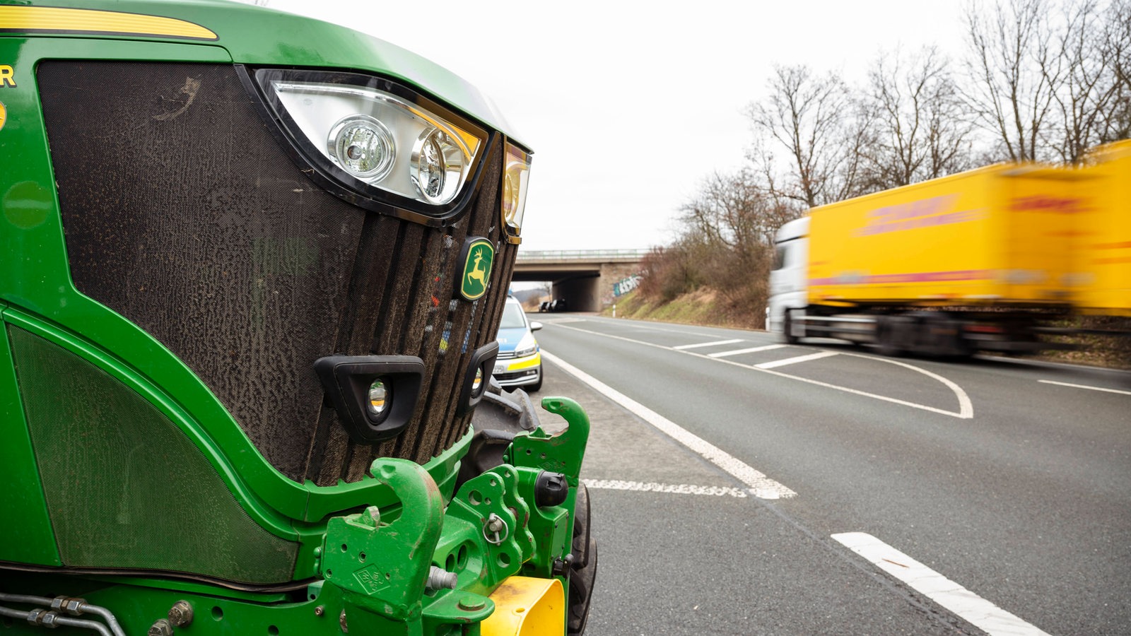 Landwirte Protestieren Mit Traktoren Auf Bremer Autobahnbr Cken