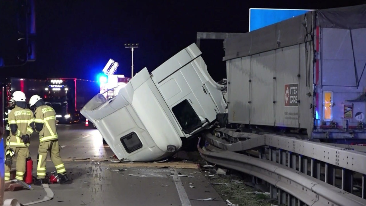 A Nach Unfall Mit Milit Rtransporter Bei Bremen Arsten Voll Gesperrt