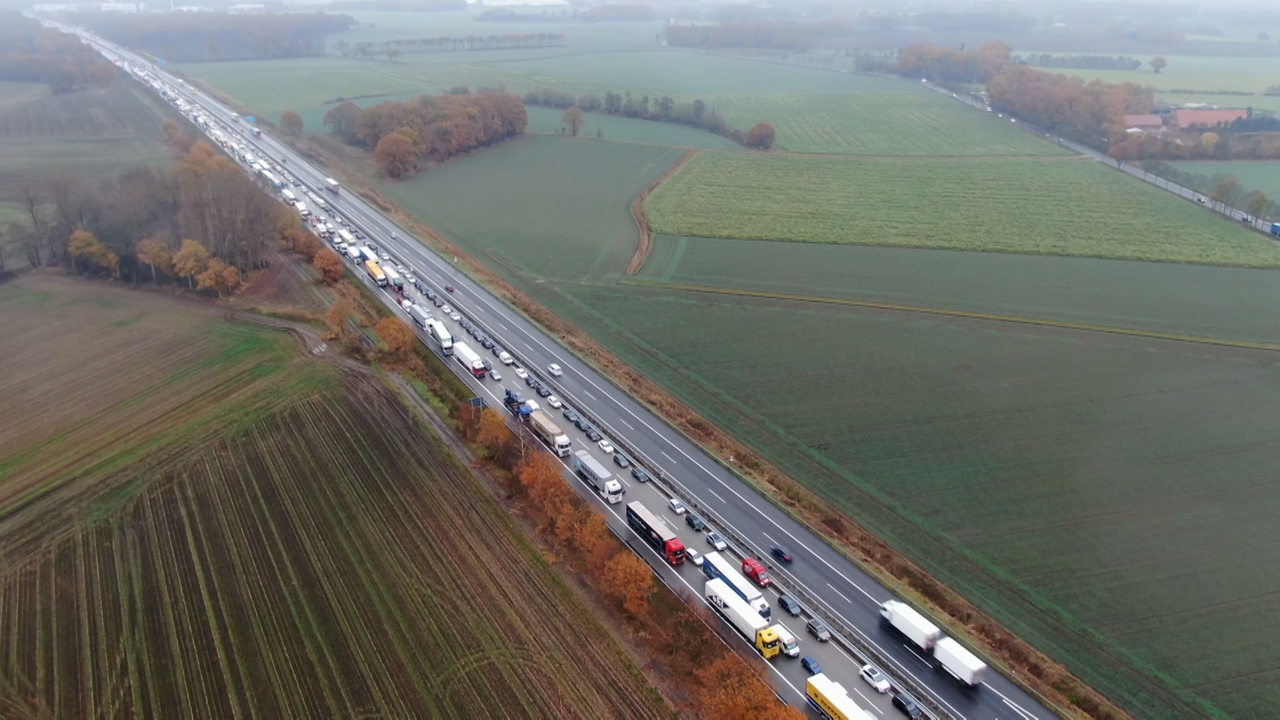 Nach Lkw Unfall So Sah Der Stau Auf Der A1 Aus Der Luft Aus Buten Un