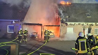 Die Feuerwehr in Westerstede beim Löschen eines Brandes von zwei Einfamilienhäusern.