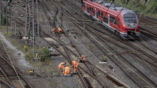 Bahnarbeiter arbeiten an einem Gleis