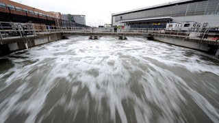 Abwasser fließt durch ein Klärwerk