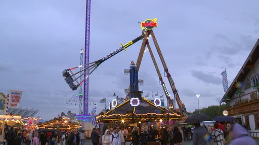 Mehrere Fahrgeschäfte und viele Besucher auf dem Bremer Freimarkt