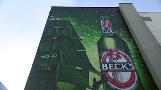 Ein Werbeplakt für Becks.