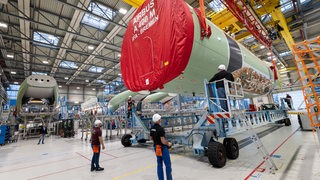 Das militärische Transportflugzeug A400M in der Produktion bei Airbus Bremen.