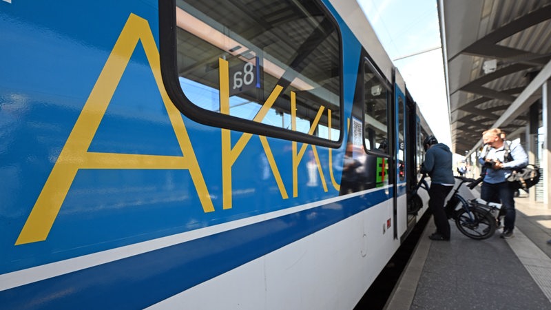 Ein Zug, auf dem das Wort "Akku" steht