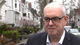 Ein Mann, Bremens Bürgermeister Andreas Bovenschulte (SPD) schaut in die Kamera