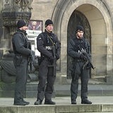 Mehrere Polizisten stehen mit Gewehren vor dem Bremer Dom (Archivbild)