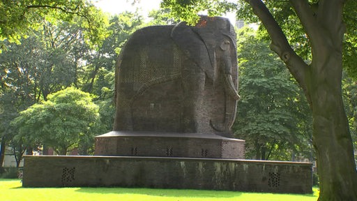 Das Antikolonialdenkmal in Form eines Elefanten aus Baackstein hinter dem bremer Hauptbahnhof.