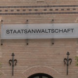 An einem Gebäude hängt ein Schild mit der Aufschrift "Staatsanwaltschaft".