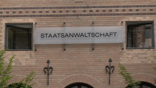 An einem Gebäude hängt ein Schild mit der Aufschrift "Staatsanwaltschaft".