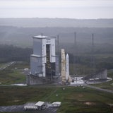 Eine Ariane-6-Rakete steht auf dem Weltraumbahnhof Kouru.