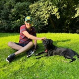 Tobias mit dem Assistenzhund Leo