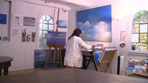 Die Wolkenmalerin Rabea Medebach in ihrem Atelier in Fischerhude.