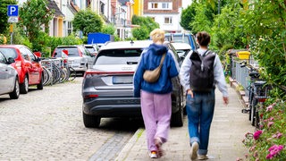 Autos in der Bremer Innenstadt wurden aufgesetzt auf dem Gehweg abgestellt.