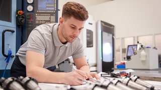 Ein Lehrling bei der Arbeit in einem Industriebetrieb (Symbolbild)