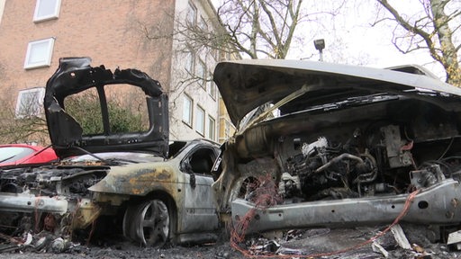 Die Überreste zweier ausgebrannter Autos