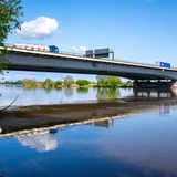 Eine Brücke führt die A1 in Bremen über die Weser.