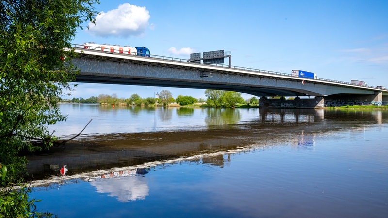 Eine Brücke führt die A1 in Bremen über die Weser.