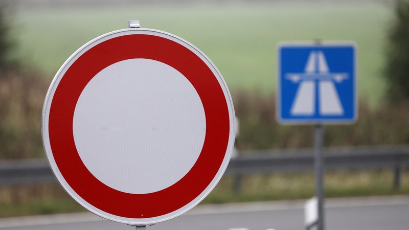 Ein Schild zeigt die Sperrung einer Autobahnauffahrt an. 