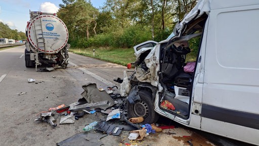 Nach einem Auffahrunfall ist bei einem Sprinter die Motorhaube stark eingedrückt.