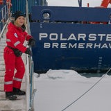 Die Polarstern neben der Forscherin Antje Boetius.