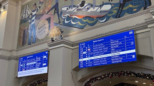 Die Anzeigetafel am Bremer Hauptbahnhof zeigt, dass mehrere Züge ausfallen und verspätet sind.