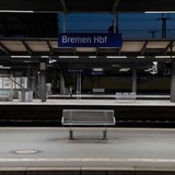 Ein Bahnsteig im Bremer Hauptbahnhof ist menschenleer.