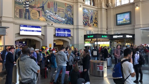 Viele Menschen stehen in der Eingangshalle des Bremer Hauptbahnhofs