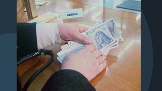 Alte Banknoten werden am Bankschaklter übergeben