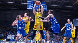 Aleksandar Zecevic von den Baskets Oldenburg springt vor dem Korb hoch, den Ball in beiden Händen.