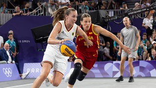 Die Basketballerin Svenja Brunckhorst dribbelt beim Spiel gegen Spanien mit dem Ball an der Hand.