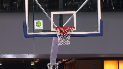 Basketballkorb in einer Sporthalle