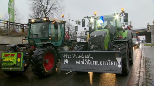 Traktoren stehen auf den Straßen. 