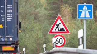 Ein Schild warnt Autofahrer an einer Auffahrt vor einer Baustelle auf der Autobahn und verordnet ein Tempolimit von 60 Stundenkilometern.