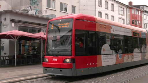 Es ist eine Straßenbahn im Bremer Viertel zu sehen.