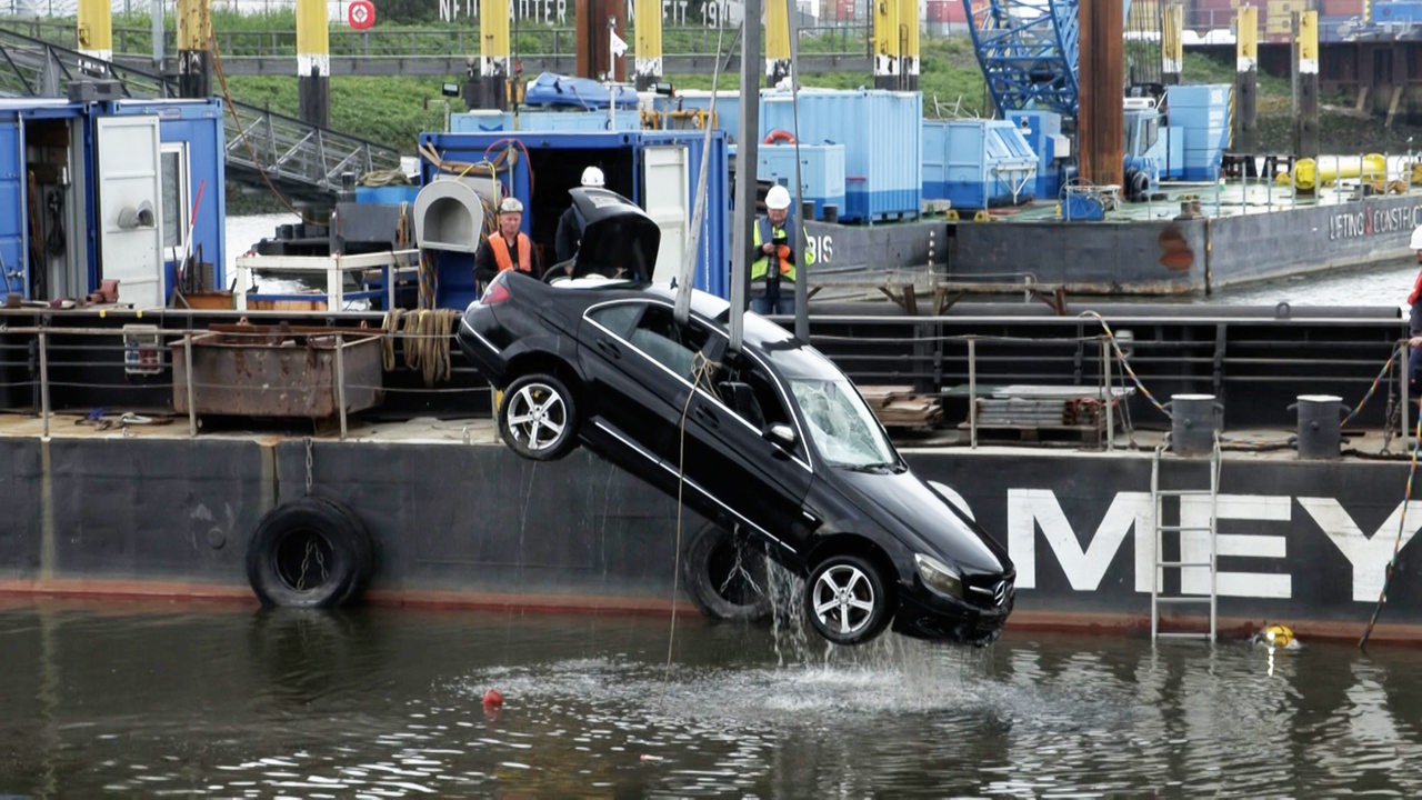 Wohl reif für den Schrottplatz: Auto aus der Weser geborgen - buten un  binnen