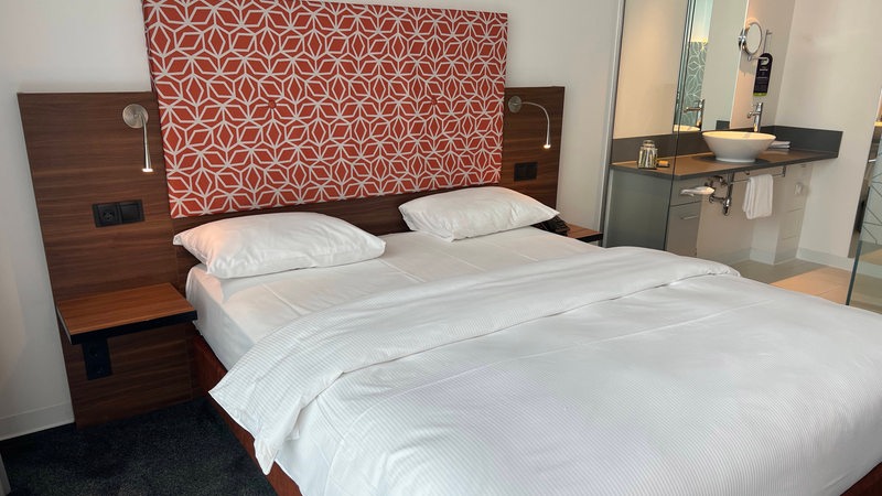 Ein Doppelbett in einem Hotelzimmer.