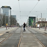 Erste Fahrzeuge und Fußgänger überqueren die wieder eröffnete Bgm-Smidt--Brücke in Bremen