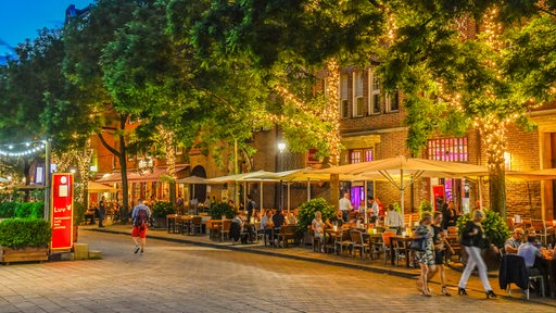 Ein Biergarten an der Bremer Schlachte an einem Sommerabend.