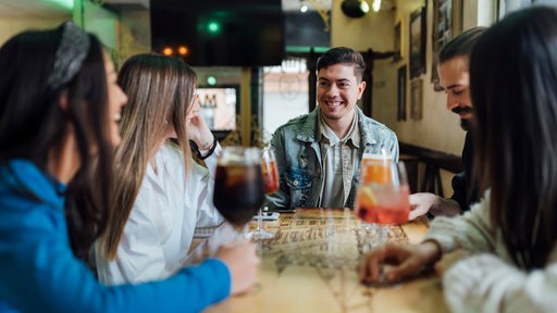 Junge Menschen trinken Alkohol in einer Bar